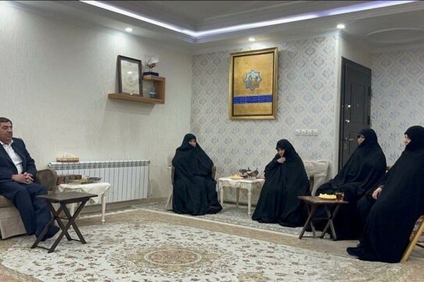 حضور مشاور و دستیار رهبر انقلاب در منزل شهید رئیسی