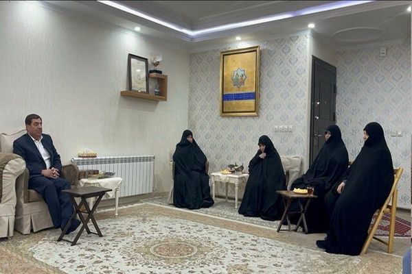 حضور مشاور و دستیار رهبر انقلاب در منزل شهید رئیسی