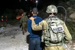 صهیونیست‌ها اسرای فلسطینی را در قفس‌های آهنین حبس می‌کنند