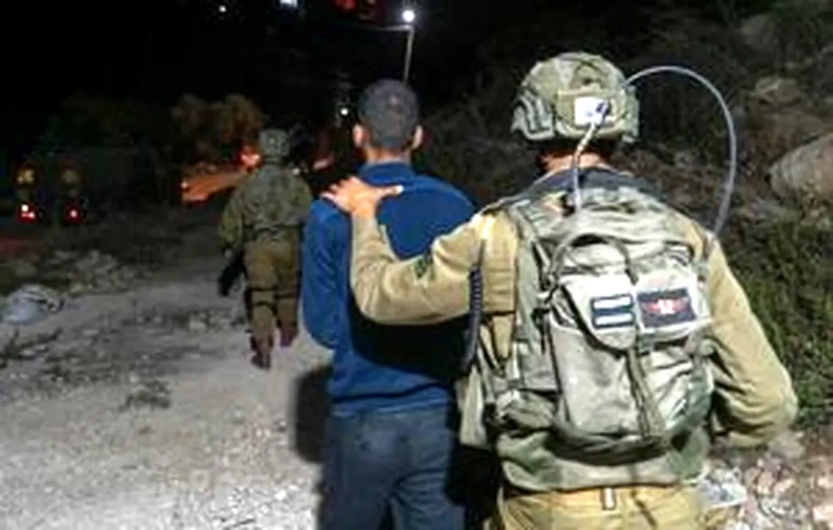 صهیونیست‌ها اسرای فلسطینی را در قفس‌های آهنین حبس می‌کنند