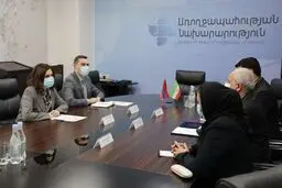 رایزنی سفیر ایران در ارمنتسان با با وزیر بهداشت این کشور