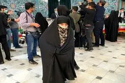 حضور بانوی ۸۲ ساله‌ در نخستین ساعت انتخابات ۱۴۰۰ در حسینیه ارشاد