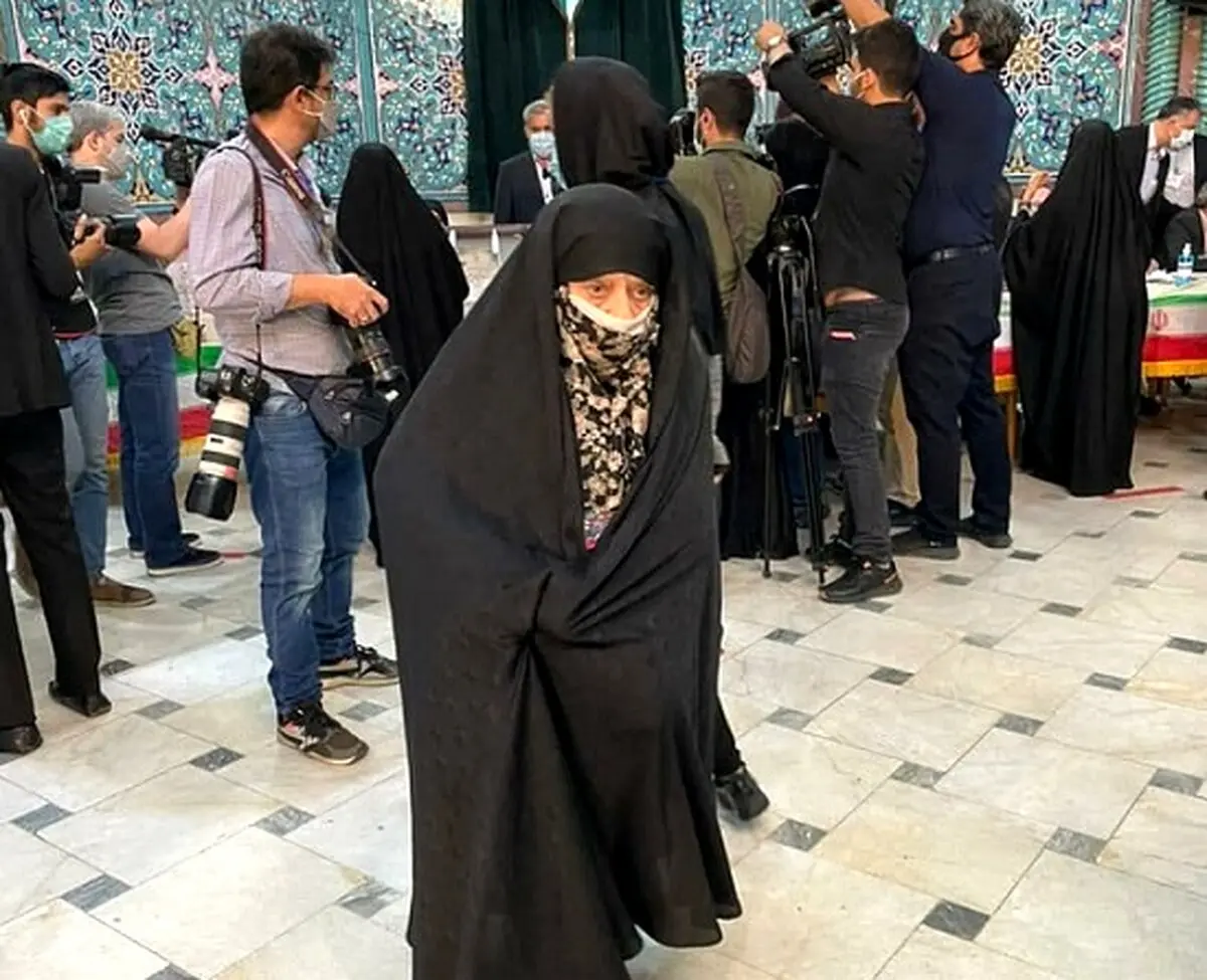حضور بانوی ۸۲ ساله‌ در نخستین ساعت انتخابات ۱۴۰۰ در حسینیه ارشاد