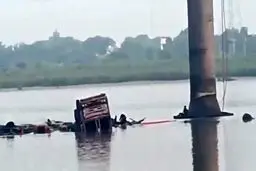 ریزش مرگبار یک پل در گجرات هند