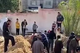 دفن دسته‌جمعی شهدا در محوطه بیمارستان در  خان یونس+فیلم