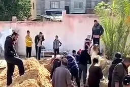 دفن دسته‌جمعی شهدا در محوطه بیمارستان در  خان یونس+فیلم
