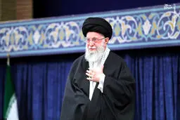 عکسی متفاوت از اهدای انگشتر توسط رهبر انقلاب به یک کودک خردسال