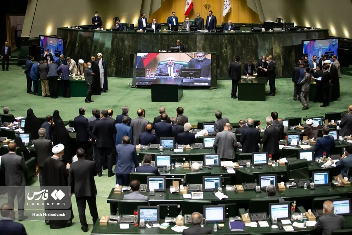 به آشوب کشیدن جامعه و توهین به مقدسات مردم از جمله حجاب بانوان را محکوم می‌کنیم