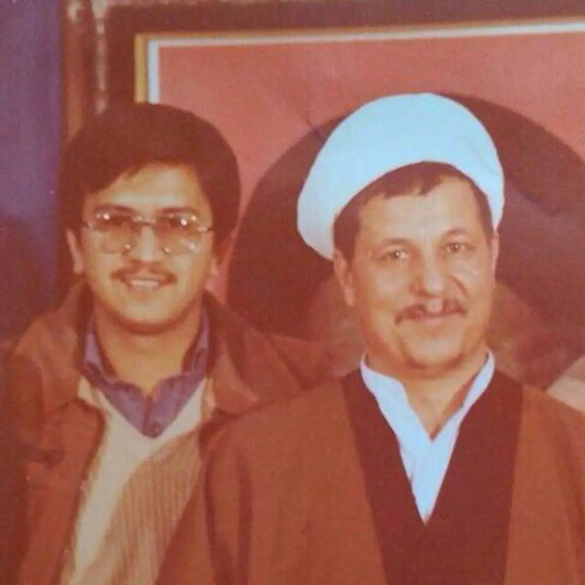 عکس یادگاری دیده نشده از همتی در کنار آیت الله هاشمی