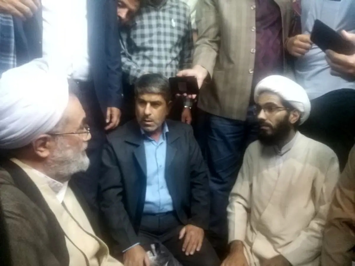 آشوب در سخنرانی مسیح مهاجری در یزد / حلقه زدن گروه معترض به دور مهاجری و طرح اتهاماتی علیه هاشمی و خاتمی