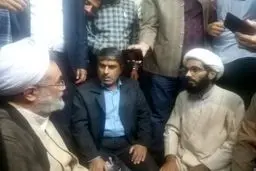 آشوب در سخنرانی مسیح مهاجری در یزد / حلقه زدن گروه معترض به دور مهاجری و طرح اتهاماتی علیه هاشمی و خاتمی