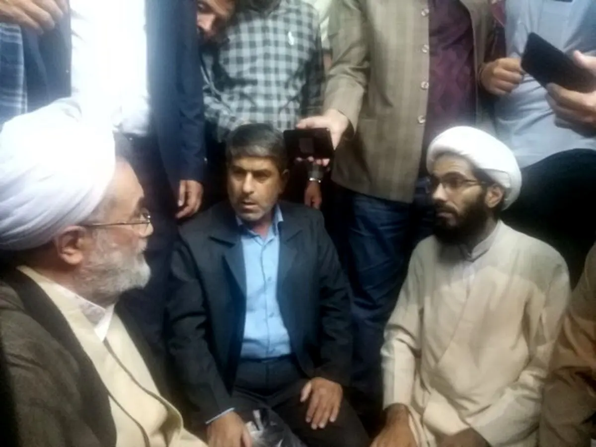 آشوب در سخنرانی مسیح مهاجری در یزد / حلقه زدن گروه معترض به دور مهاجری و طرح اتهاماتی علیه هاشمی و خاتمی