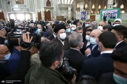 تصاویر محاصره قالیباف در حرم امام(ره)