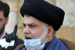 لحظه رای دادن مقتدی صدر در انتخابات عراق