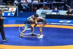 پرتاب بطری آب در عجیب‌ترین مسابقه کشتی جهان