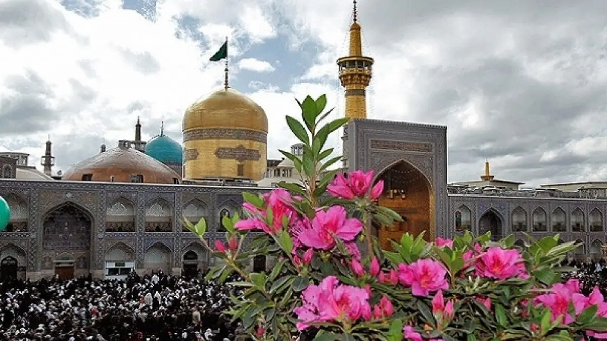 شستشو و گل‌آرایی ضریح حرم رضوی