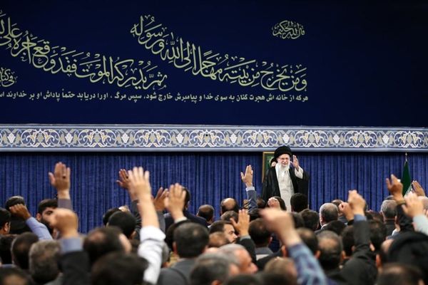 رهبر انقلاب: شهید رئیسی خود را مثل مردم و حتی کوچکتر از مردم می‌دانست