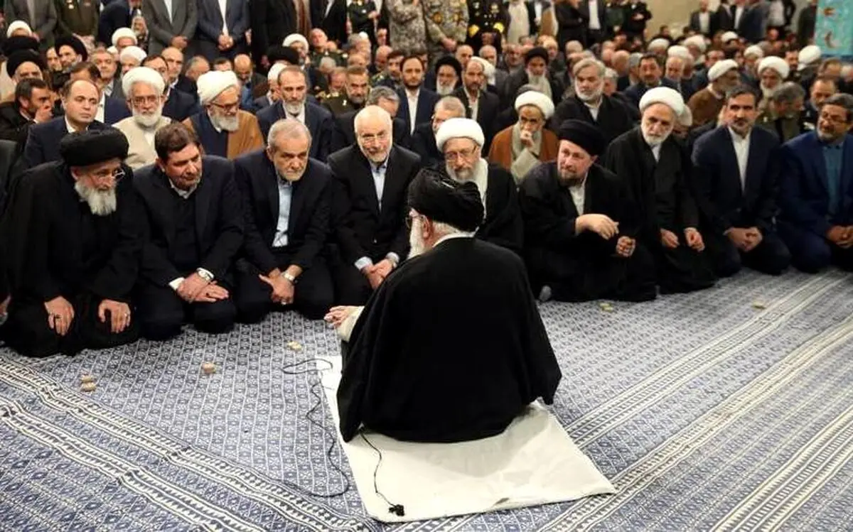  گفت‌وگوی صمیمی رهبر انقلاب با مسئولان قبل از نماز