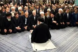  گفت‌وگوی صمیمی رهبر انقلاب با مسئولان قبل از نماز