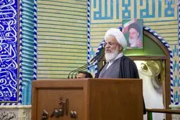 امام جمعه یزد: مردم اعلام کردند نمی‌گذاریم حسین زمان، تنها بماند