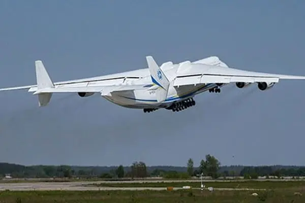 لحظه نصف شدن هواپیمای غول پیکر روسی در آسمان