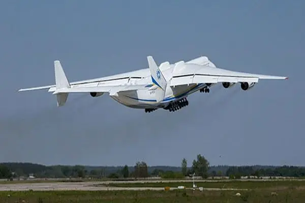 لحظه نصف شدن هواپیمای غول پیکر روسی در آسمان