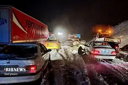 تصاویر گرفتار شدن خودروها در برف آزاد راه تبریز