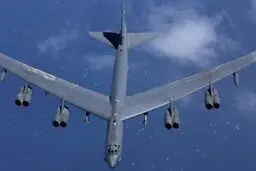 فرود ۴ فروند بمب افکن B-۵۲ Stratofortress آمریکا به منطقه 