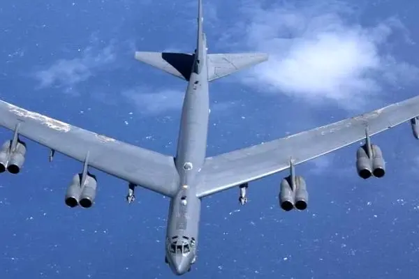 فرود ۴ فروند بمب افکن B-۵۲ Stratofortress آمریکا به منطقه 