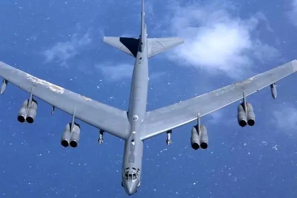فرود ۴ فروند بمب افکن B-۵۲ Stratofortress آمریکا به منطقه 