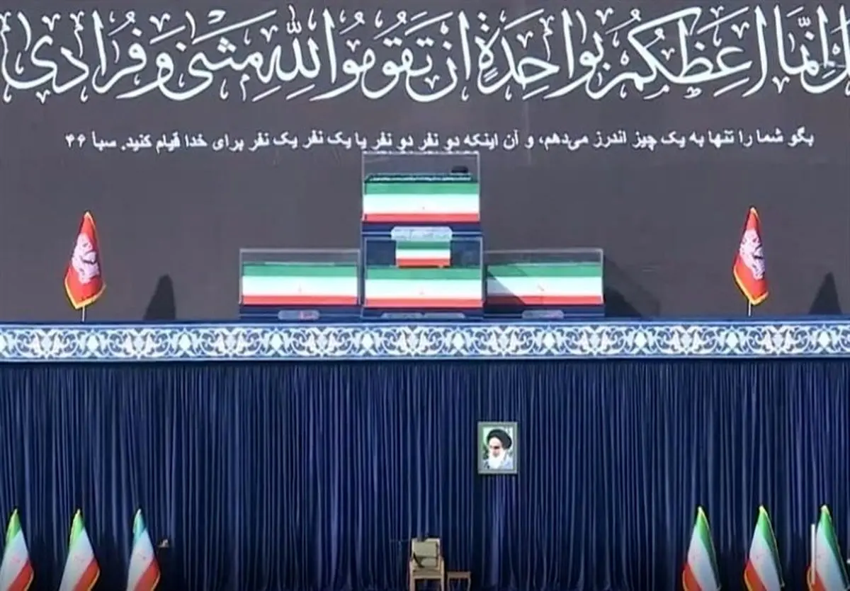  حضور سردار وحیدی در صف اول نماز