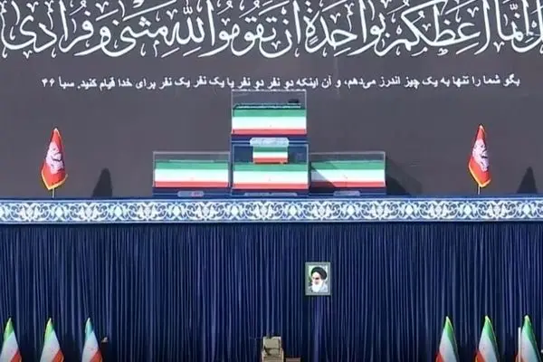  حضور سردار وحیدی در صف اول نماز