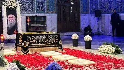 لحظه خواندن تلقین بر پیکر آقای شهید ایران