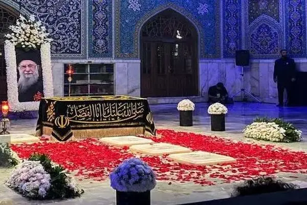 لحظه خواندن تلقین بر پیکر آقای شهید ایران