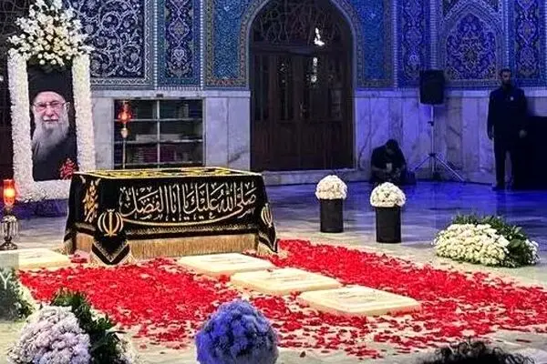 لحظه خواندن تلقین بر پیکر آقای شهید ایران
