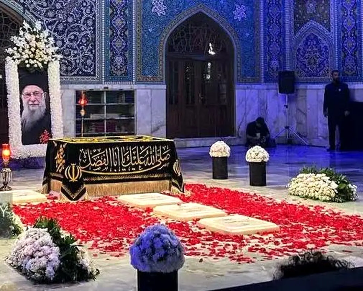 لحظه خواندن تلقین بر پیکر آقای شهید ایران