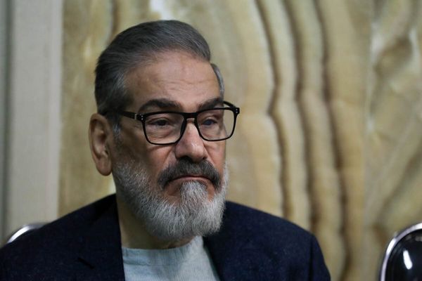 شمخانی در کنار تابوت قهرمانان؛ حضور معنادار در تشییع شهدای جنگ با اسرائیل +عکس