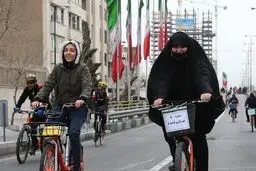 زنان در تنگنای قانون و افراطی گری