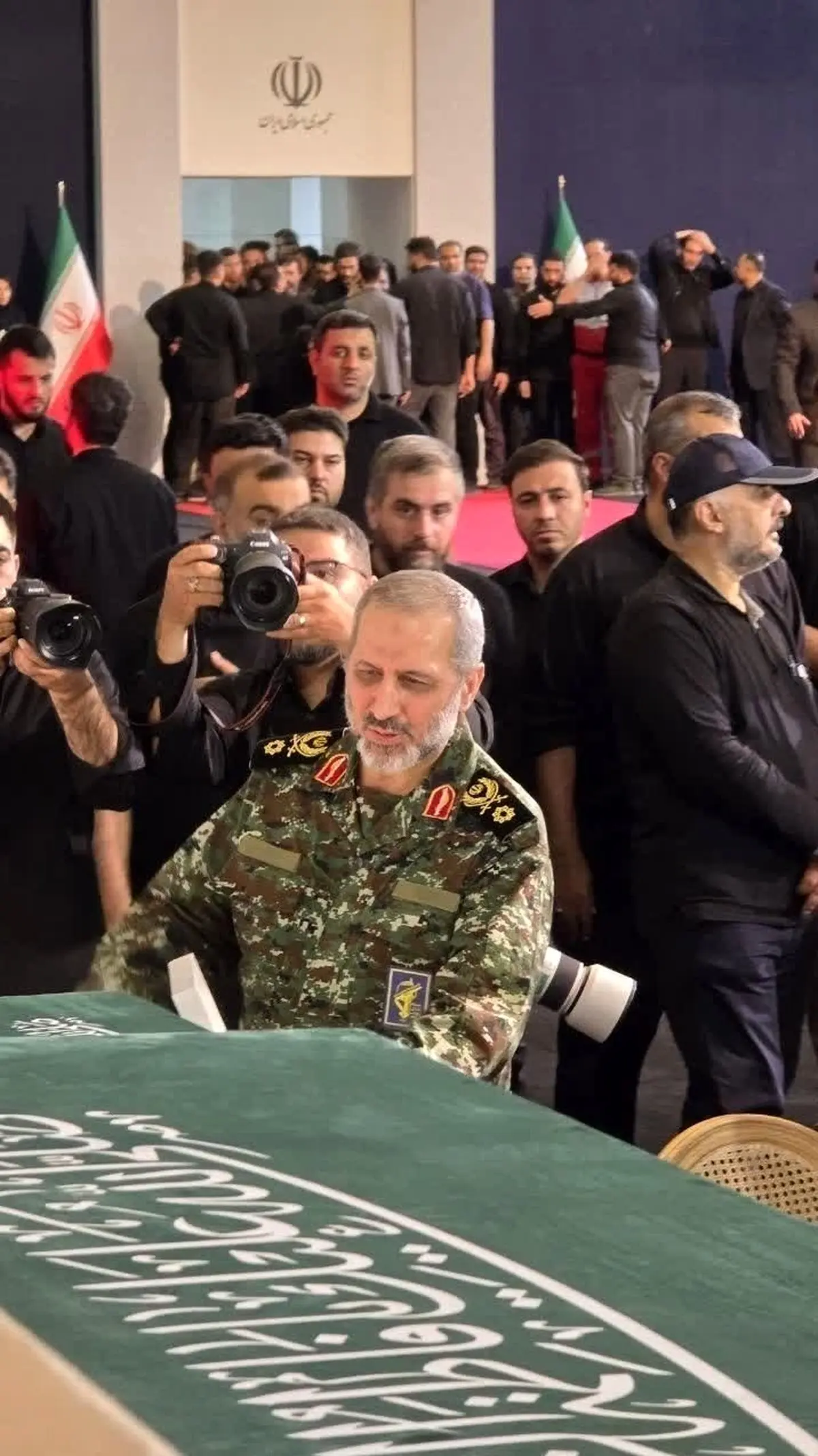 لحظه وداع سردار سید مجید موسوی با پیکر فرمانده شهید کل قوا