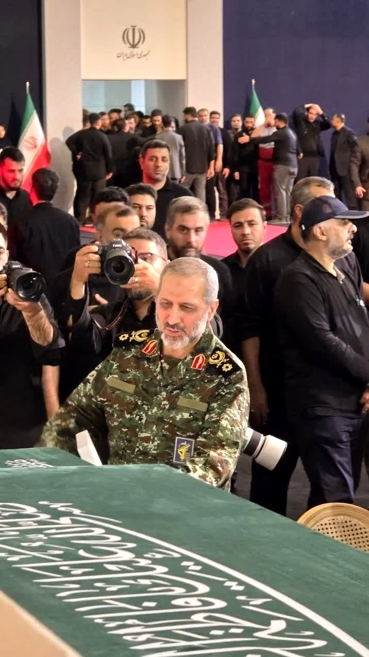 لحظه وداع سردار سید مجید موسوی با پیکر فرمانده شهید کل قوا