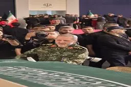 لحظه وداع سردار سید مجید موسوی با پیکر فرمانده شهید کل قوا
