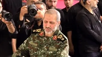 لحظه وداع سردار سید مجید موسوی با پیکر فرمانده شهید کل قوا