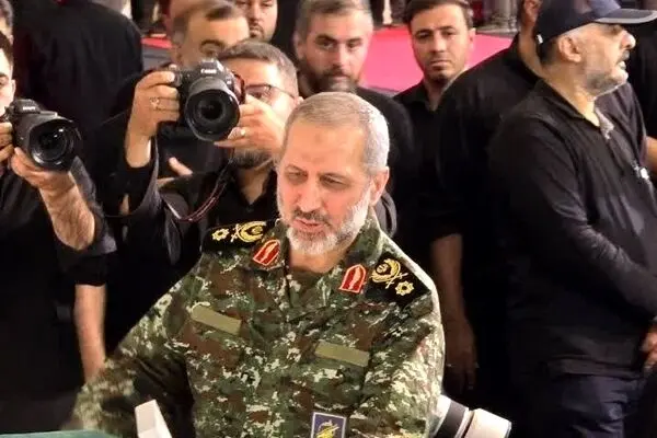 لحظه وداع سردار سید مجید موسوی با پیکر فرمانده شهید کل قوا