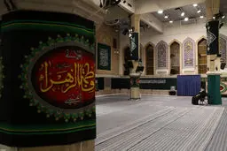 تصاویر | لحظه ورود رهبر انقلاب در اولین شب عزاداری شهادت حضرت زهرا (س)