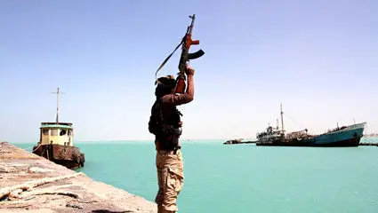 اهتزاز پرچم ایران در ورودی باب المندب + فیلم