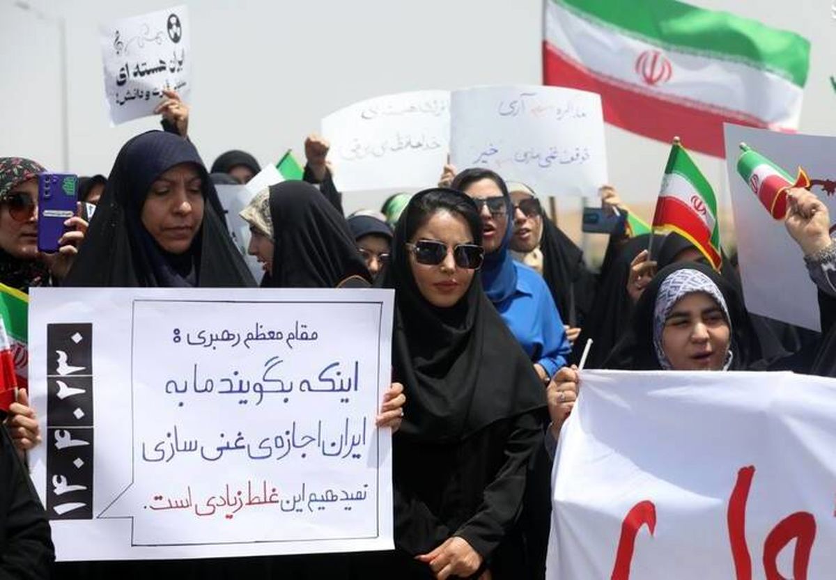 تجمع مقابل سایت هستهای نطنز، و تشکیل زنجیره انسانی