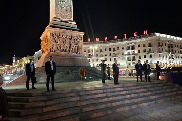 لحظه ادای احترام پزشکیان به کشته شدگان جنگ جهانی دوم 