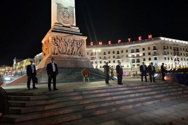 لحظه ادای احترام پزشکیان به کشته شدگان جنگ جهانی دوم 