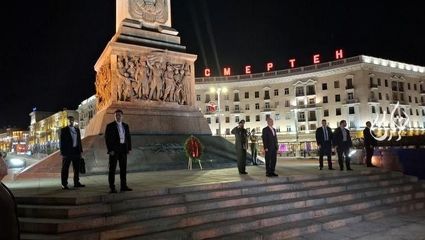 لحظه ادای احترام پزشکیان به کشته شدگان جنگ جهانی دوم 