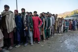 صف طولانی افغان ها برای ورود دوباره به ایران
